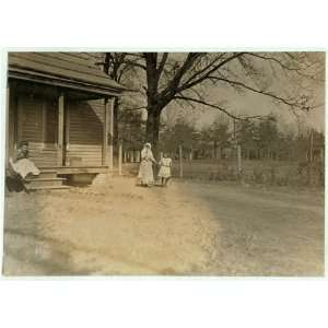 Photo Woman from Atherton Mill, Charlotte, N.C., and her little girl 