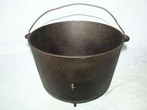 ANTIQUE WAGNER SIDNEY CAST IRON FOOTED 2 GAL KETTLE BEAN COWBOY CAMP 