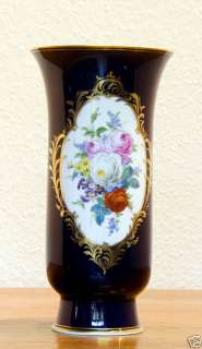Meissen Vase, kobaltblau mit polychromem Blumenbukett  