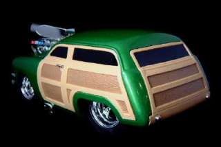 MUSCLE MACHINES 118 Scale 1950 Ford Woody Green  