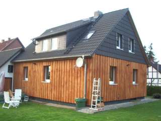 Terrasse in Kirsche & Fassade sägerau in Lärche/Pine Lasiert