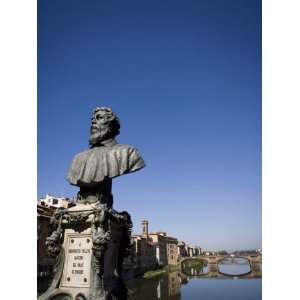 Statue of Benvenuto Cellini on the Ponte Vecchio Bridge, River Arno 