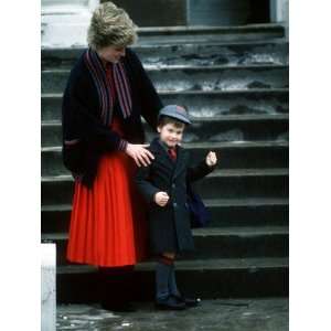 Prince William arriving at his first day at school with his mum 